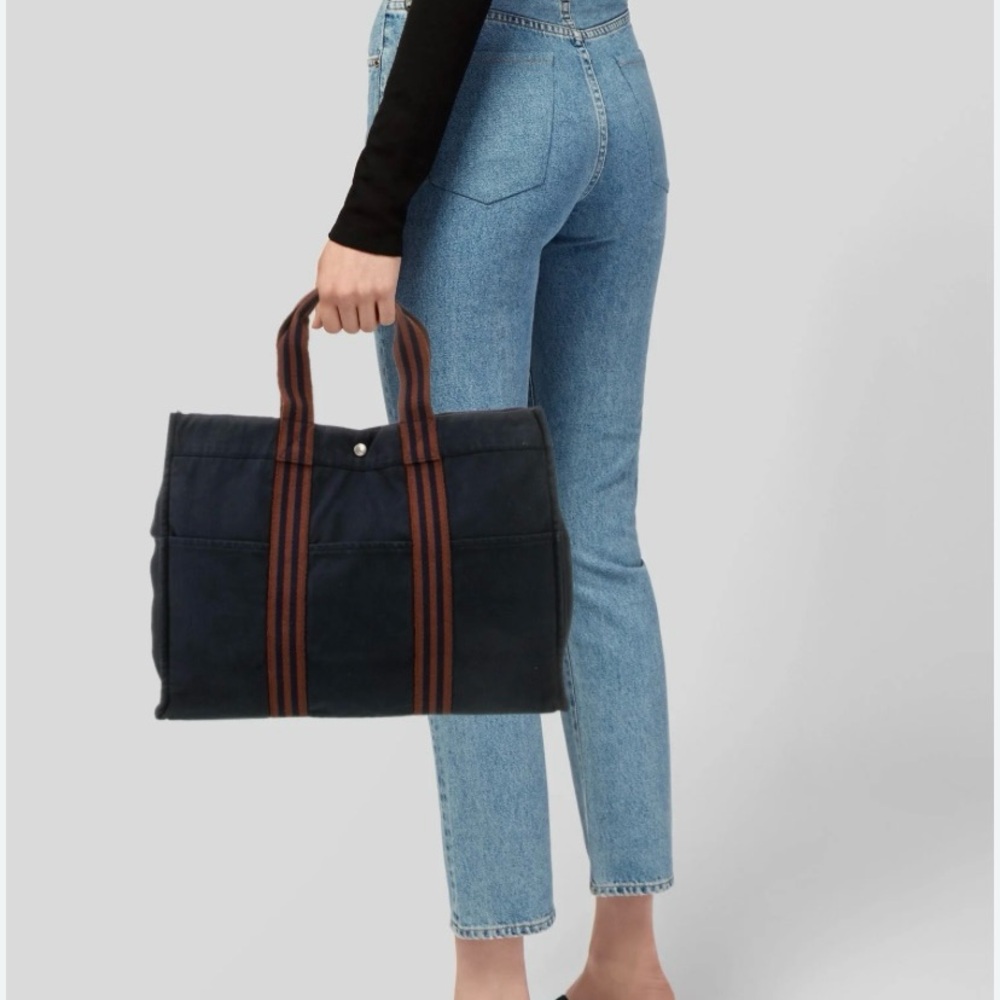 COACH Spin Tote 42 Signature Jacquard in Black/Red - Picture 2 of 12